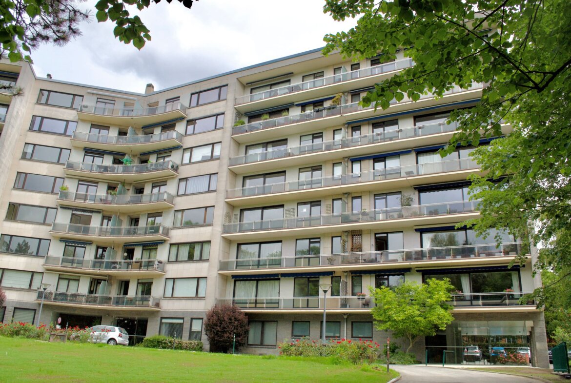 Appartement lumineux 2 chambres avec terrasse et garage – Avenue Montjoie, Uccle