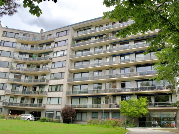 Appartement lumineux 2 chambres avec terrasse et garage – Avenue Montjoie, Uccle